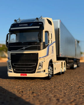 Miniatura Volvo FH Edição 40 Anos + Rodotrem Baú Randon – Escala 1/24 (Personalizável)
