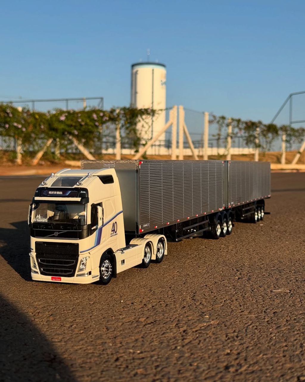 Miniatura Volvo FH Edição 40 Anos + Rodotrem Baú Randon – Escala 1/24 (Personalizável)