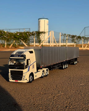 Miniatura Volvo FH Edição 40 Anos + Rodotrem Baú Randon – Escala 1/24 (Personalizável)