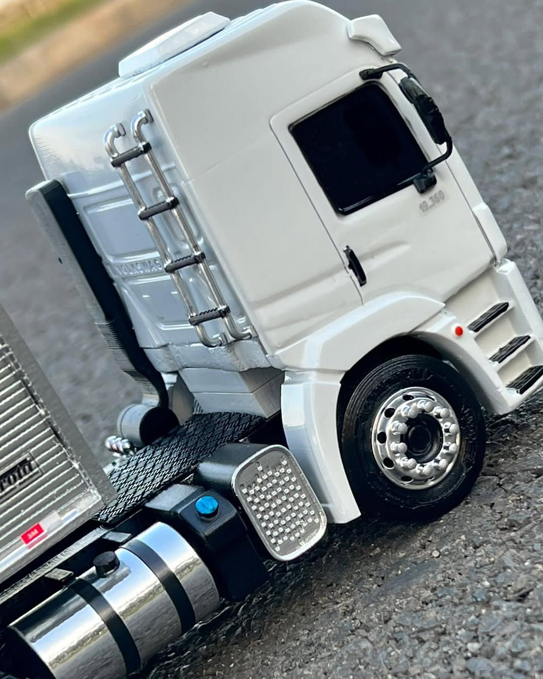 Miniatura Volkswagen Constellation 19.360 + Carreta Boiadeira Alumínio – Escala 1/24 (Personalizável)