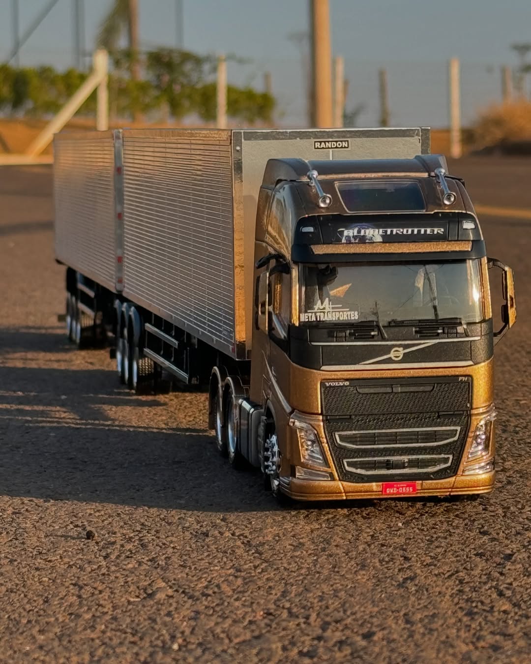 Miniatura Volvo FH com Rodotrem Baú Randon (Escala 1/24)